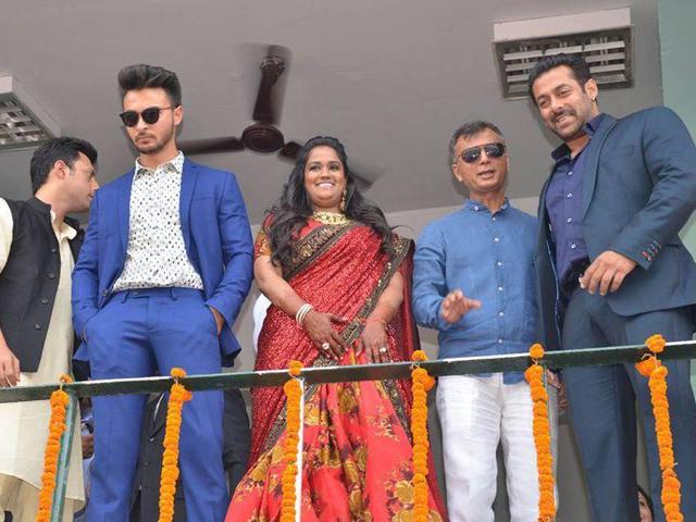 Salman Khan at his sister Arpita Khan’s wedding reception along with Ayush Sharma. (HT Photo) Salman Khan at his sister Arpita Khan’s wedding reception along with Ayush Sharma. (HT Photo)