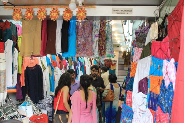 Bargain hunters at the Janpath flea market. (Arghya Chakraborty)
