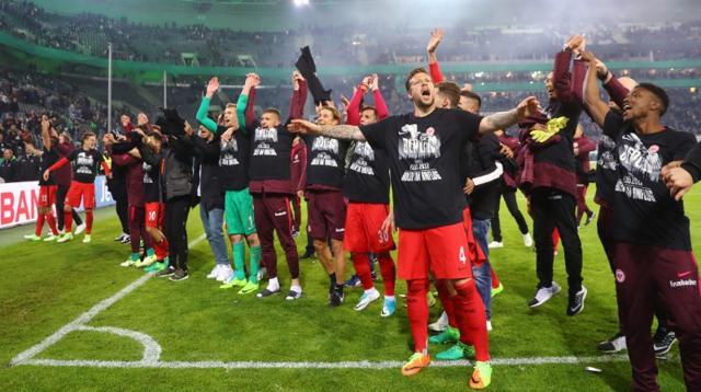 Eintracht Frankfurt's players celebrate winning their match against Borussia Monchengladbach. (REUTERS) Eintracht Frankfurt's players celebrate winning their match against Borussia Monchengladbach. (REUTERS)