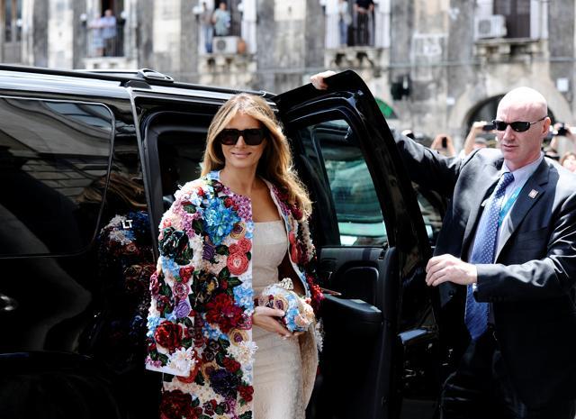 U.S. first lady Melania Trump arrives in Duomo's square in the Sicilian town of Catania, Italy, May 26, 2017. (REUTERS Photo) U.S. first lady Melania Trump arrives in Duomo's square in the Sicilian town of Catania, Italy, May 26, 2017. (REUTERS Photo)