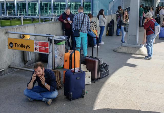 Travellers stranded outside the entrances of Heathrow Airport Terminal 5 after British Airways flights where cancelled are seen at Heathrow Airport in west London on May 27, 2017. (AFP photo) Travellers stranded outside the entrances of Heathrow Airport Terminal 5 after British Airways flights where cancelled are seen at Heathrow Airport in west London on May 27, 2017. (AFP photo)