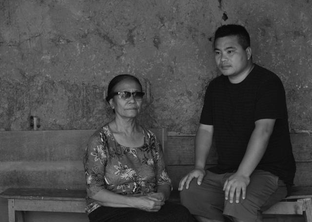 Chinneihching (who uses only one name) and Biak Valte, mother and elder brother of one of the victims, Robert V Jamminthang, outside their house in Churachandpur, Manipur. The family believes that justice has been denied to them (who demanded a CBI inquiry) even though the MoU talks about an investigation of the killings. (Ravi Choudhary/HT Photo)