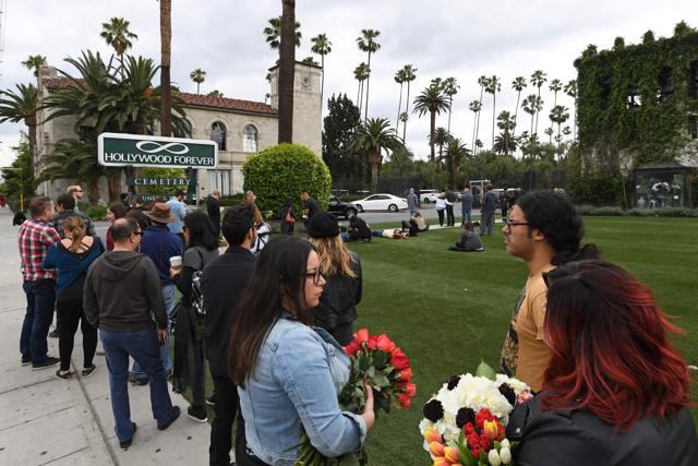 Fans wait in line outside Hollywood Forever Cemetery to pay their respects to Soundgarden frontman Chris Cornell. (AFP) Fans wait in line outside Hollywood Forever Cemetery to pay their respects to Soundgarden frontman Chris Cornell. (AFP)