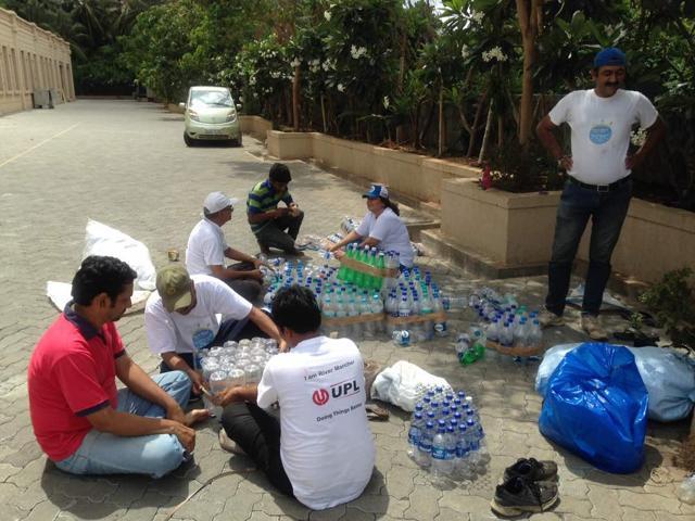 Members of River March group used 500 plastic bottles to make the floating treatment wetland on Sunday. (HT) Members of River March group used 500 plastic bottles to make the floating treatment wetland on Sunday. (HT)