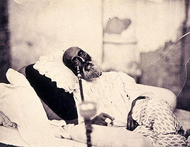 Mughal emperor Bahadur Shah Zafar in captivity in Delhi in May 1858. (The British Library/Wikimedia Commons)