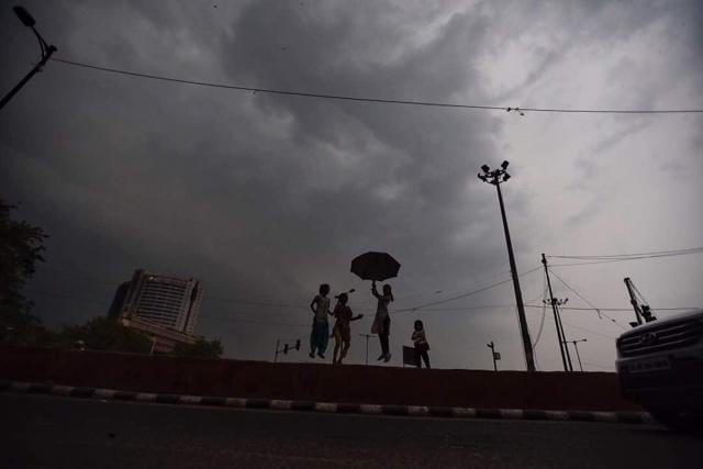MeT officials say the monsoons are expected to arrive on time in the city. (Raj K Raj / HT Photo) MeT officials say the monsoons are expected to arrive on time in the city. (Raj K Raj / HT Photo)