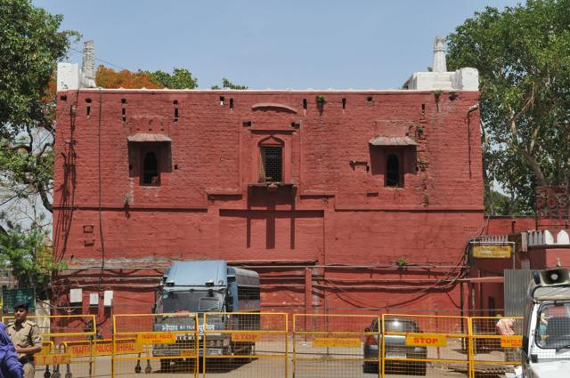 Police have barricaded all entrances to the compound that is closed on one side by a brick wall. (Mujeeb Faruqui/HT Photo) Police have barricaded all entrances to the compound that is closed on one side by a brick wall. (Mujeeb Faruqui/HT Photo)