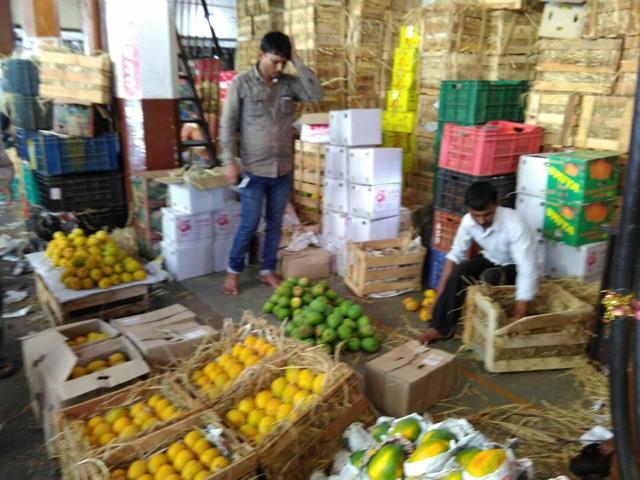 The APMC market in Vashi has enough supplies for now. (Bachchan Kumar) The APMC market in Vashi has enough supplies for now. (Bachchan Kumar)