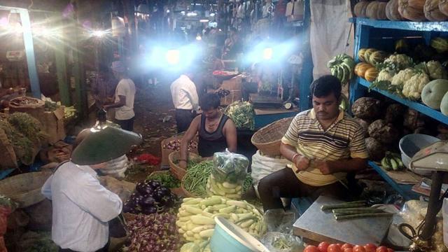 People buy vegetables from Dadar market. (Kunal Patil/HT) People buy vegetables from Dadar market. (Kunal Patil/HT)