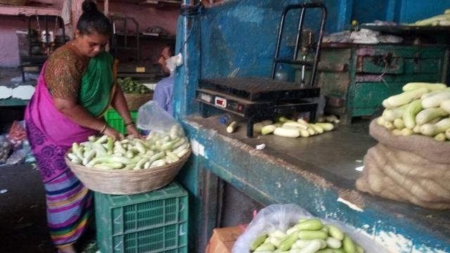 Sellers at Dadar market were short on supplies. (Anshuman Poyrekar/HT) Sellers at Dadar market were short on supplies. (Anshuman Poyrekar/HT)
