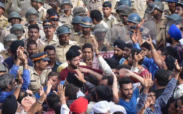 The police try to control the mob. (HT)