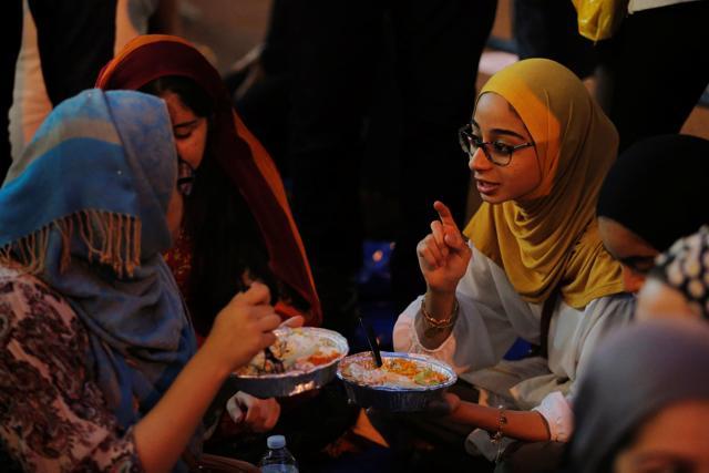 Muslim women eat during a demonstration and Iftar celebration during Ramadan outside of Trump Tower in New York, U.S., June 1, 2017. (REUTERS Photo) Muslim women eat during a demonstration and Iftar celebration during Ramadan outside of Trump Tower in New York, U.S., June 1, 2017. (REUTERS Photo)
