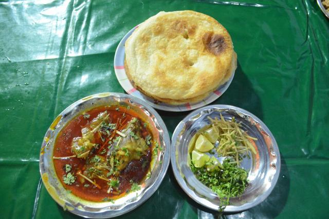 Paye ki nIhari, eaten as sehri meal is available at selected eateries in Kanpur strictly during Ramzan. (Manoj Yadav/HT Photo.)
