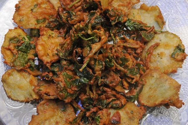 Haji Allauddin sweet shop has been make special alu palak bhajiya only during Ramzan month. (Samir Jana/HT Photo.)