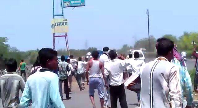 Farmers protest on a road in Sehore in Madhya Pradesh on Sunday. (HT Photo) Farmers protest on a road in Sehore in Madhya Pradesh on Sunday. (HT Photo)