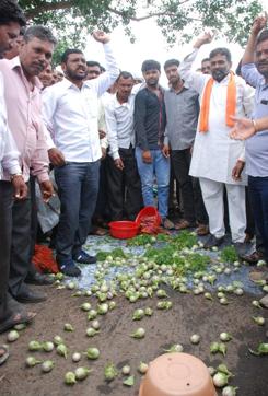 Farmers in Aurangabad continued their protest by spilling milk and throwing vegetables on roads. (HT)