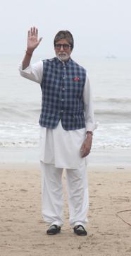 Actor Amitabh Bachchan during a cleanliness drive at Juhu Beach in Mumbai. (Pramod Thakur/HT PHOTO)