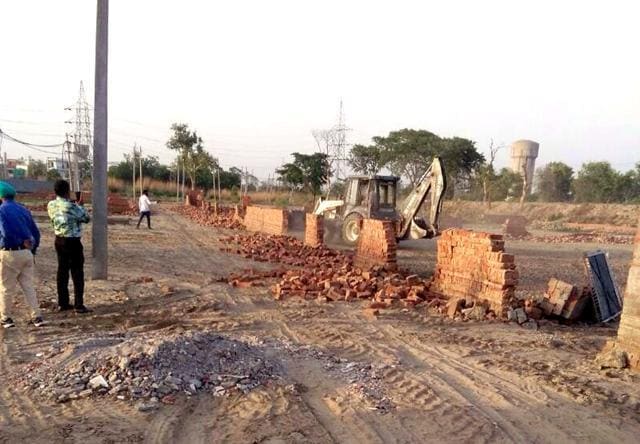 Boundary wall around Wakf Board land that was allegedly encroached by colonizers being demolished in Bathinda. (HT Photo) Boundary wall around Wakf Board land that was allegedly encroached by colonizers being demolished in Bathinda. (HT Photo)