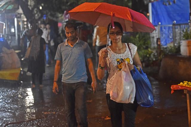 This woman was prepared to face pre-monsoon showers at Elphinstone Road in Mumbai on Saturday. (Pratik Chorge/HT Photo)