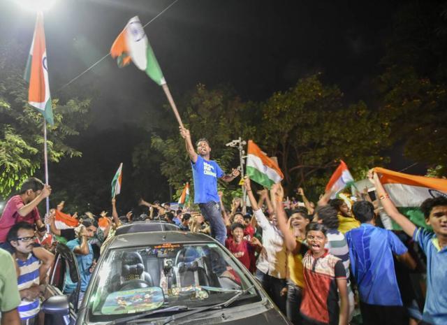 Mumbaiites waving the national flag with unabashed pride. (Kunal Patil/HT)