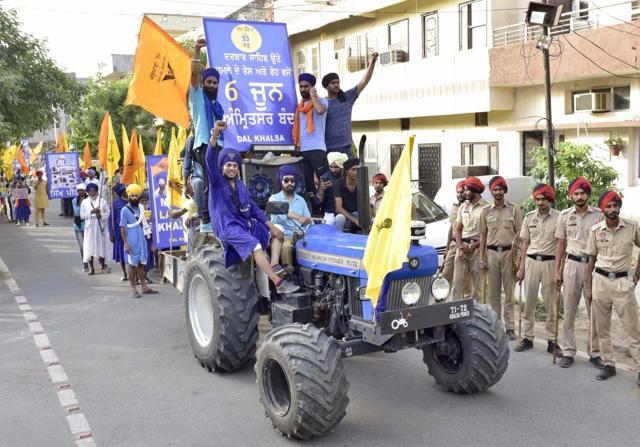 Dal Khalsa activists taking out a protest march in memory of those killed by the military in Operation Bluestar on the eve of its 33rd anniversary in Amritsar on Monday. (Gurpreet Singh/HT) Dal Khalsa activists taking out a protest march in memory of those killed by the military in Operation Bluestar on the eve of its 33rd anniversary in Amritsar on Monday. (Gurpreet Singh/HT)