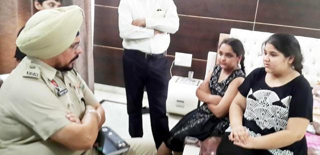 Police officers talking to the victims about the incident after a robbery in Jagraon, Ludhiana, on Monday June 5. (HT Photo) Police officers talking to the victims about the incident after a robbery in Jagraon, Ludhiana, on Monday June 5. (HT Photo)