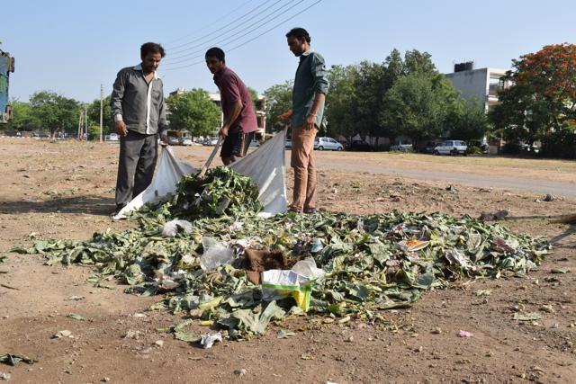 Sanitation workers cleaning garbage after the apni mandi at Sector 40 in Chandigarh on Thursday. (Sikander Singh/HT Photo) Sanitation workers cleaning garbage after the apni mandi at Sector 40 in Chandigarh on Thursday. (Sikander Singh/HT Photo)