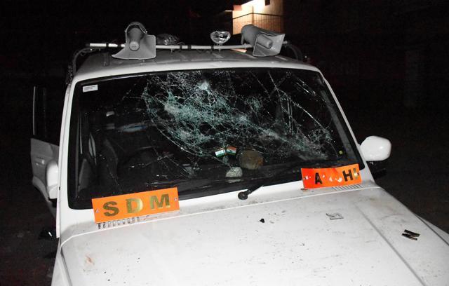 Rioters damaged Ranchi sub-divisional magistrate’s vehicle. (HT Photo) Rioters damaged Ranchi sub-divisional magistrate’s vehicle. (HT Photo)