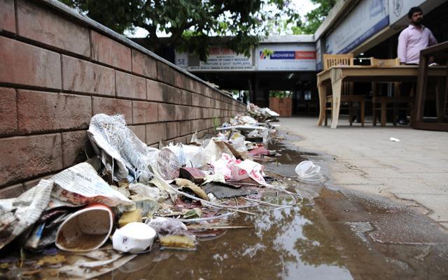 The furniture market in Sector 34 went without a broom for a fortnight in May when sanitation workers struck work. (HT Photo) The furniture market in Sector 34 went without a broom for a fortnight in May when sanitation workers struck work. (HT Photo)