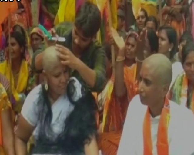 Shiv Sena leaders in Beed get head tonsured as a mark of support to protesting farmers. (ANI)