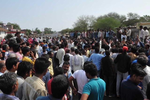 Villagers stage a chakka jam on Mhow-Neemuch highway with the body of Abhishek Patidar. (Mujeeb Faruqui/HT Photo) Villagers stage a chakka jam on Mhow-Neemuch highway with the body of Abhishek Patidar. (Mujeeb Faruqui/HT Photo)