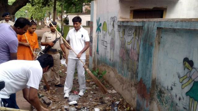 Superintendent of police - Shailendra Kumar Burnwal ( in white dress) with broom leading a cleanliness drive in Pakur (HT Photo) Superintendent of police - Shailendra Kumar Burnwal ( in white dress) with broom leading a cleanliness drive in Pakur (HT Photo)