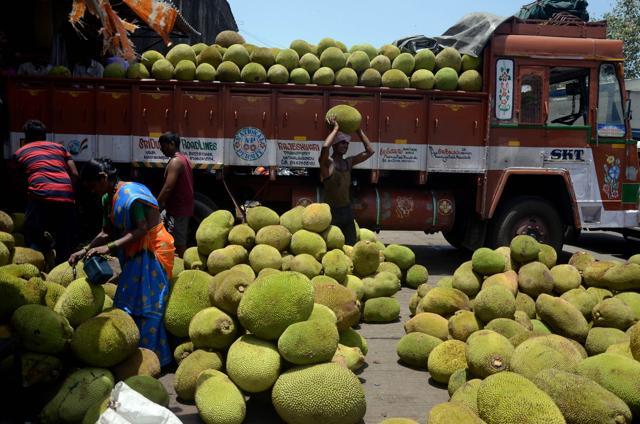 The supply of fruits to Navi Mumbai’s markets was not affected much during the statewide farmers’ strike. (Bachchan Kumar/HT)