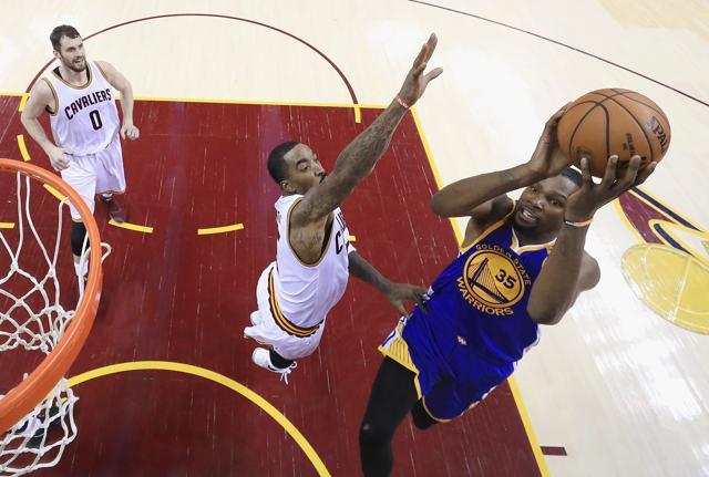 Kevin Durant #35 of the Golden State Warriors shoots against JR Smith #5 of the Cleveland Cavaliers. (AFP) Kevin Durant #35 of the Golden State Warriors shoots against JR Smith #5 of the Cleveland Cavaliers. (AFP)