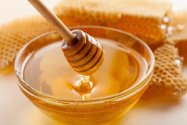 Honey can reduce hair frizz to the point of eliminating it. (Shutterstock) Honey can reduce hair frizz to the point of eliminating it. (Shutterstock)