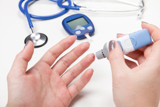 Over a 27-year period, alcohol consumption and binge drinking among woman led to higher blood glucose levels independent of BMI, hypertension and smoking status. (Shutterstock) Over a 27-year period, alcohol consumption and binge drinking among woman led to higher blood glucose levels independent of BMI, hypertension and smoking status. (Shutterstock)
