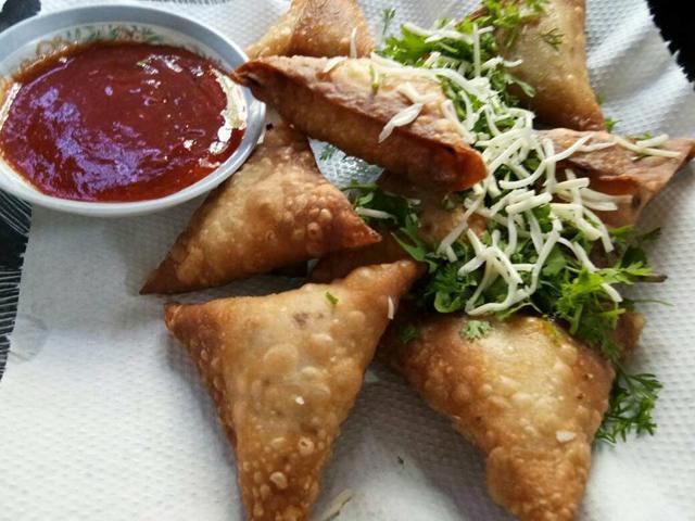 Home chef Farida Yunus is organising an Iftar meal that will feature dishes such as Keema Samosa, Bheja Cutlets, Tandoori Raan and much more. (Facebook/TheBigSpread)