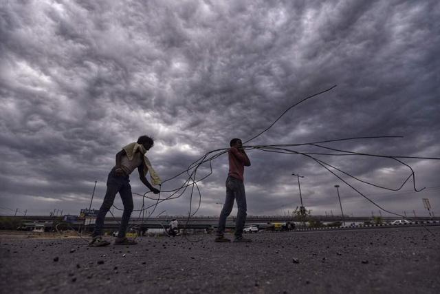 On Thursday, the maximum temperature dropped to 37.2 degree Celsius, three points below normal and the minimum, too, settled at 26 degree Celsius, two degrees below normal. (Ravi Choudhary / HT Photo) On Thursday, the maximum temperature dropped to 37.2 degree Celsius, three points below normal and the minimum, too, settled at 26 degree Celsius, two degrees below normal. (Ravi Choudhary / HT Photo)