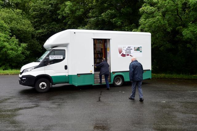 A mobile library is used as a temporary polling station in Trecwn, Wales, Britain, June 8, 2017. (REUTERS Photo) A mobile library is used as a temporary polling station in Trecwn, Wales, Britain, June 8, 2017. (REUTERS Photo)