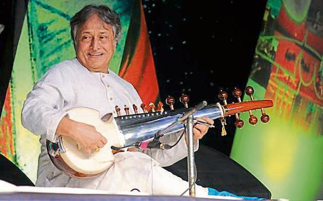 Ustad Amjad Ali Khan performing at the event. (Anil Dayal/HT)