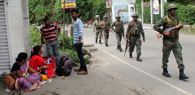 Army personnel kept patrolling the streets of Darjeeling on Saturday. (Bikram Sashanker) Army personnel kept patrolling the streets of Darjeeling on Saturday. (Bikram Sashanker)
