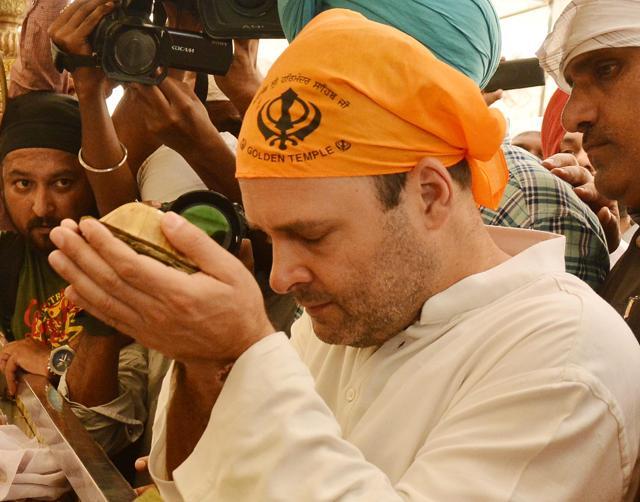 Rahul Gandhi rejected VIP entry to the sanctum-sanctorum and opted to stand in queue like other devotees, despite the fact that SGPC employees offered him the facility. (Sameer Sehgal/HT Photo) Rahul Gandhi rejected VIP entry to the sanctum-sanctorum and opted to stand in queue like other devotees, despite the fact that SGPC employees offered him the facility. (Sameer Sehgal/HT Photo)