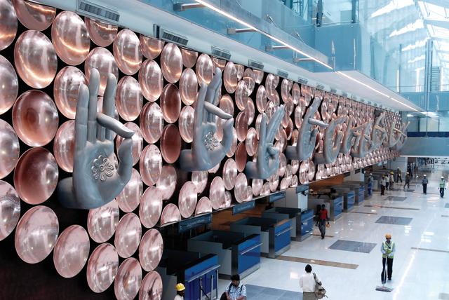 The Delhi airport is a million times better than it’s Mumbai counterpart, which looks like a mid-market shopping mall masquerading as an airport. (pradeep gaur/mint)