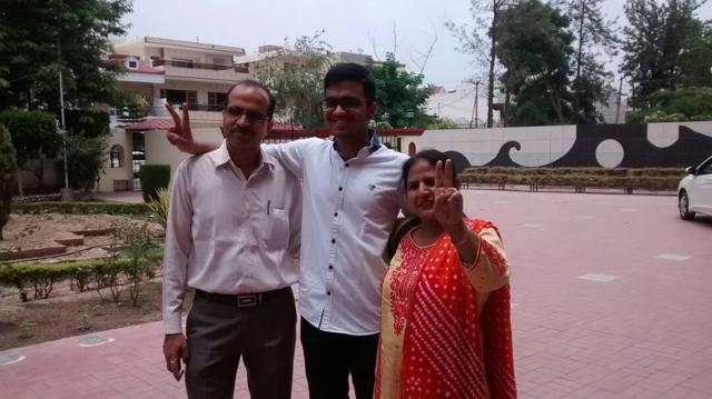 Sarvesh Mehtani with his parents. (HT photo) Sarvesh Mehtani with his parents. (HT photo)