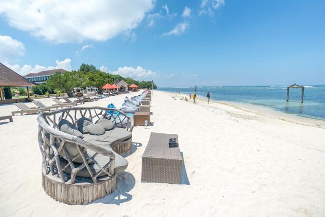 Couches on the sandy beach at Gili Trawangan. (Shutterstock)