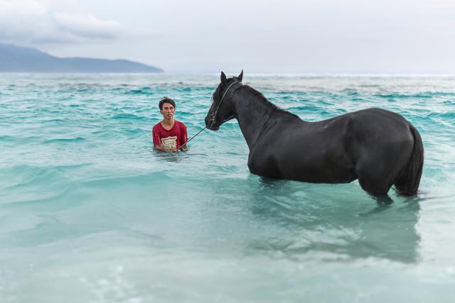 A man with horse in the sea in Gili Trawangan. (Shutterstock)
