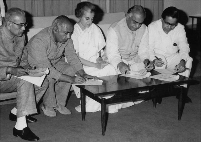 Indira Gandhi with four chief ministers—(left to right) V.P. Naik, chief minister of Maharashtra; Ghanshyam Oza, chief minister of Gujarat; Barkatullah Khan, chief minister of Rajasthan; and P.C. Sethi, chief minister of Madhya Pradesh—signing an agreement on projects along the Narmada; August 1972. (Courtesy Indira Gandhi: A Life in Nature) Indira Gandhi with four chief ministers—(left to right) V.P. Naik, chief minister of Maharashtra; Ghanshyam Oza, chief minister of Gujarat; Barkatullah Khan, chief minister of Rajasthan; and P.C. Sethi, chief minister of Madhya Pradesh—signing an agreement on projects along the Narmada; August 1972. (Courtesy Indira Gandhi: A Life in Nature)
