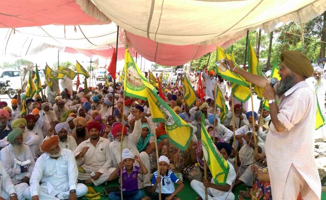 Several farmer unions held protest against the Congress government in Moga on Monday. (HT Photo) Several farmer unions held protest against the Congress government in Moga on Monday. (HT Photo)
