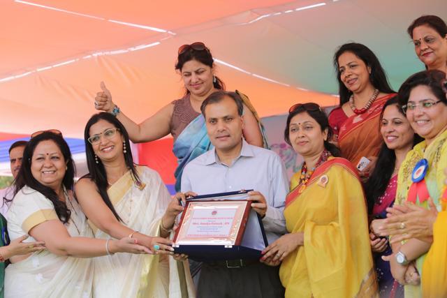 Police Families Welfare Society thanked Amulya Patnaik (centre), Commissioner of Police, Delhi. (Manoj Verma/ HT Photo)