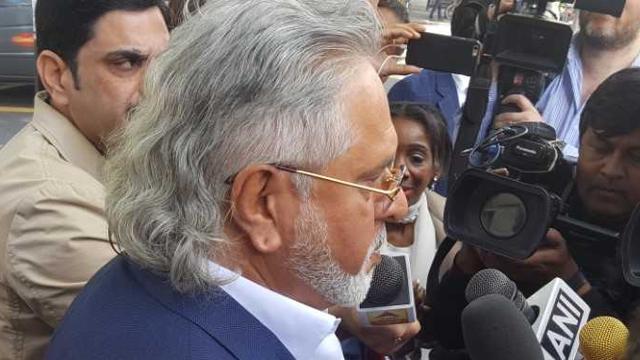 Vijay Mallya arrives for extradition hearing at Westminster court. (Prasun Sonwalkar/HT Photo)